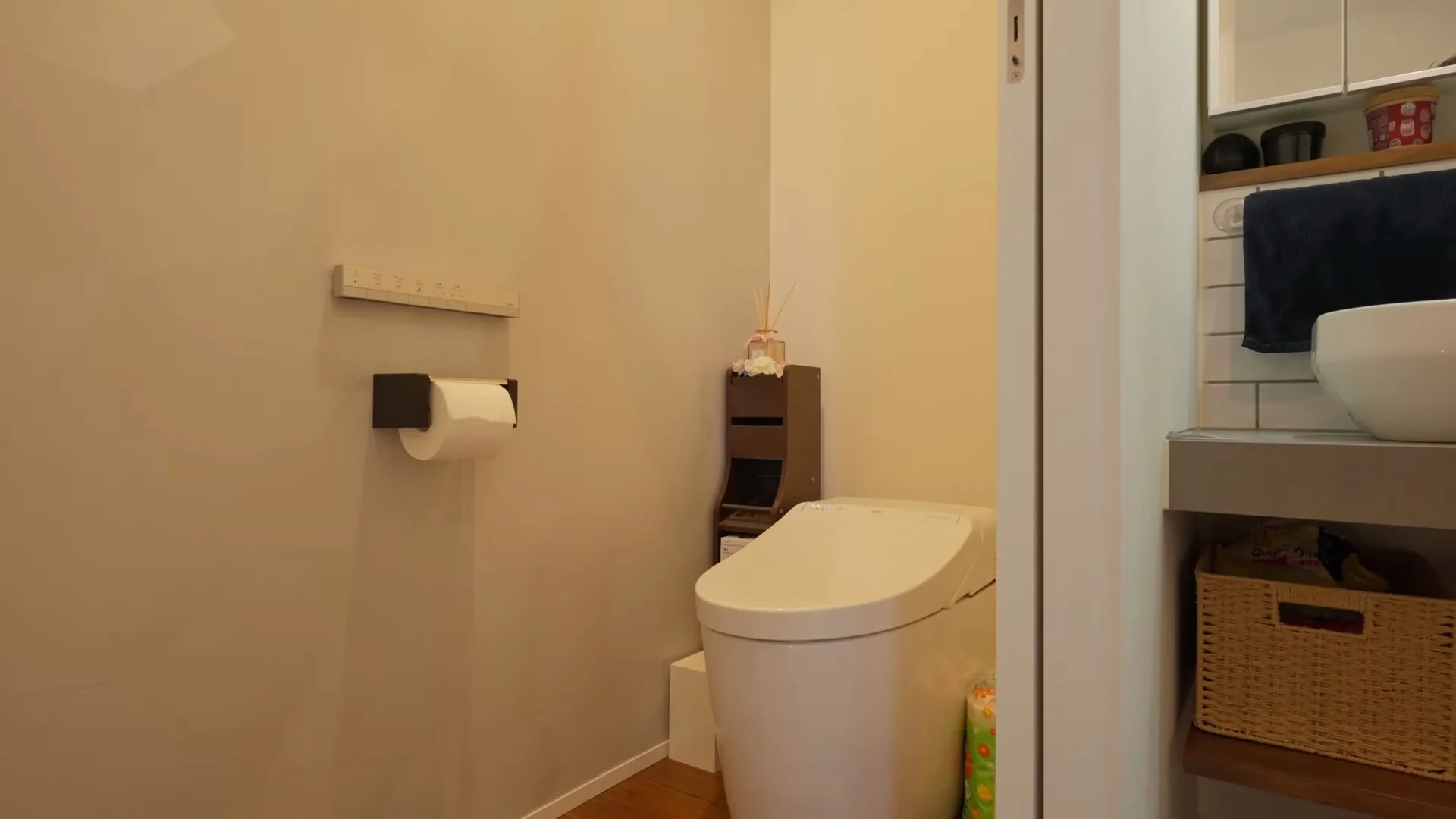 トイレと、その隣のタイル張りの手洗い