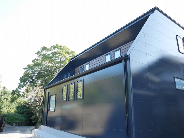 スタイリッシュかつ風土になじむ二階建て