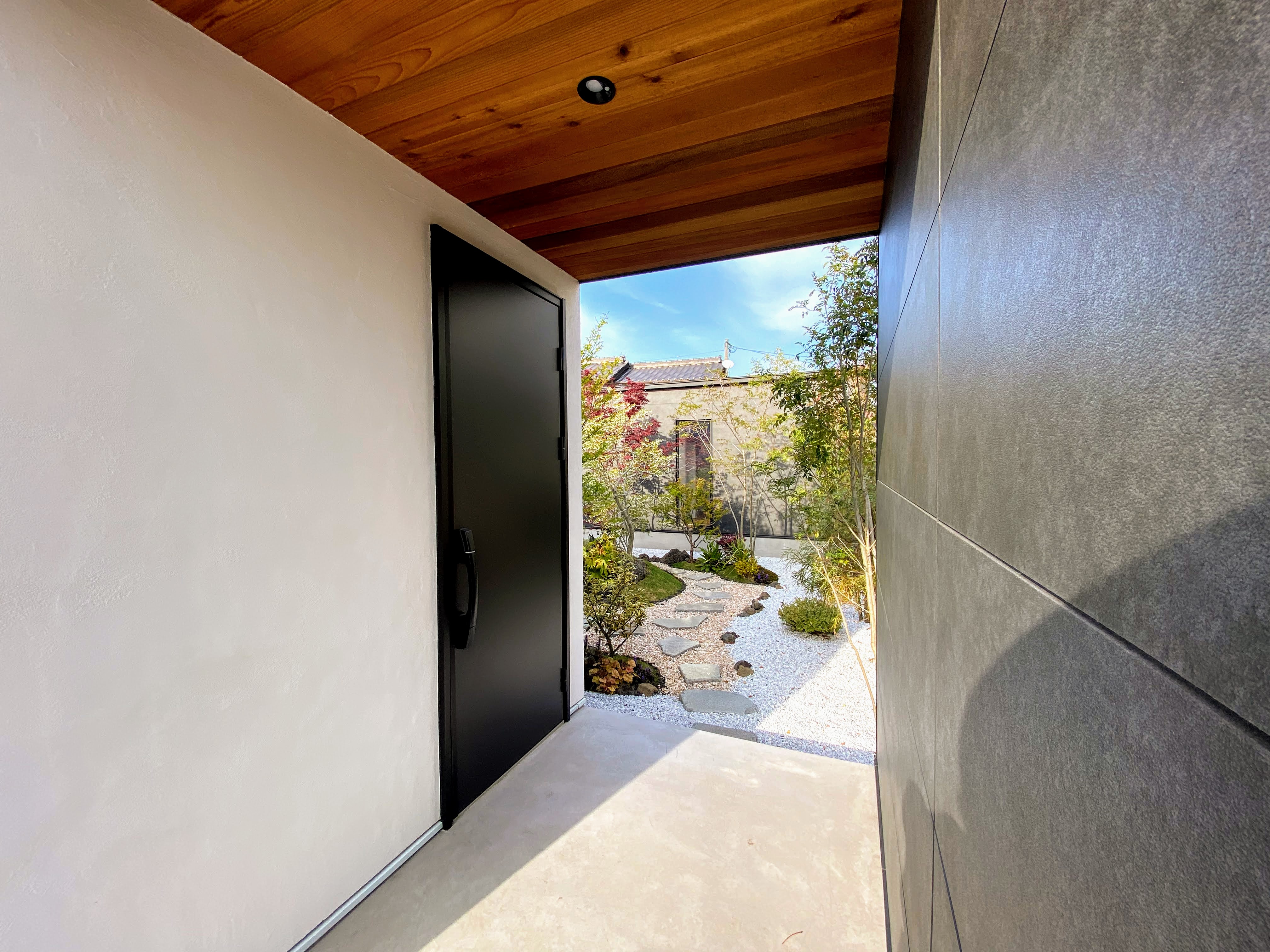 四季を巡る中庭を一望する空間設計の粋