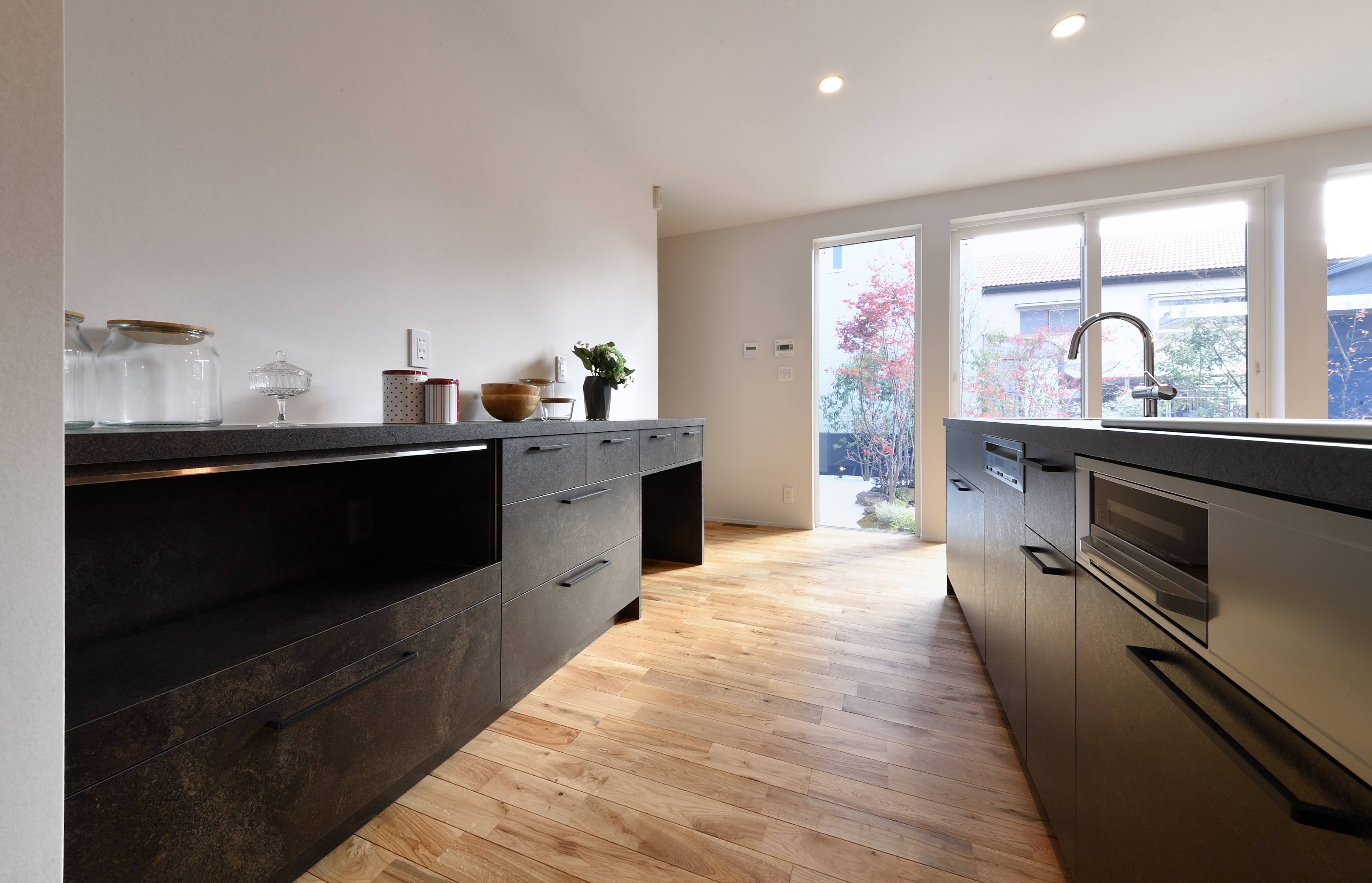 四季を巡る中庭を一望する空間設計の粋