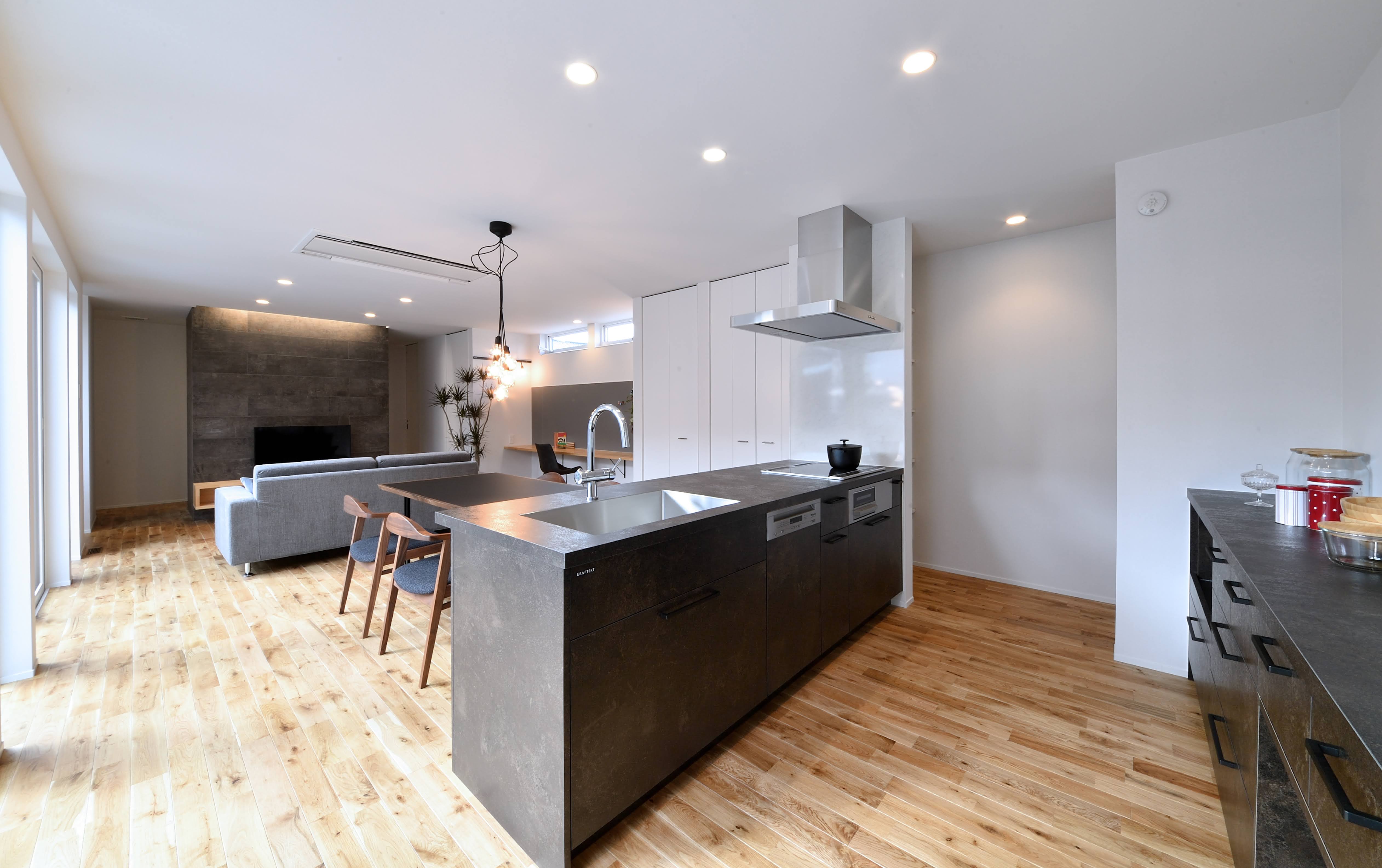 四季を巡る中庭を一望する空間設計の粋