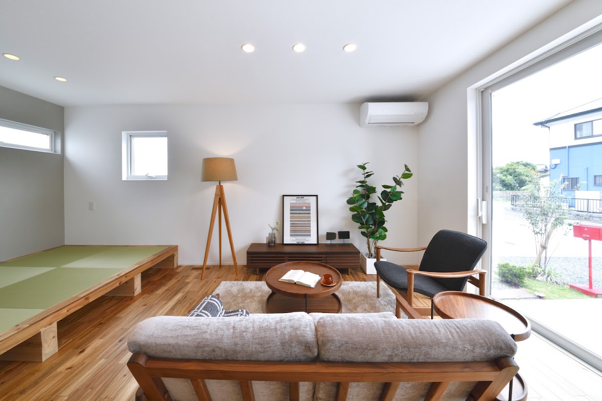 建物と庭を繋ぐタイルテラスのある平屋