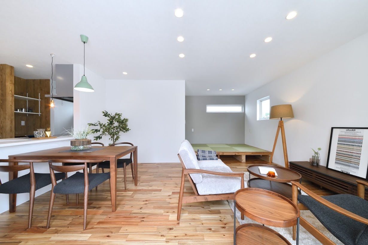 建物と庭を繋ぐタイルテラスのある平屋