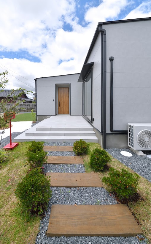 建物と庭を繋ぐタイルテラスのある平屋