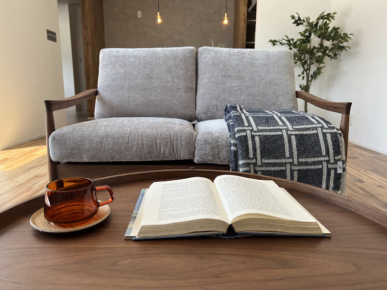 建物と庭を繋ぐタイルテラスのある平屋
