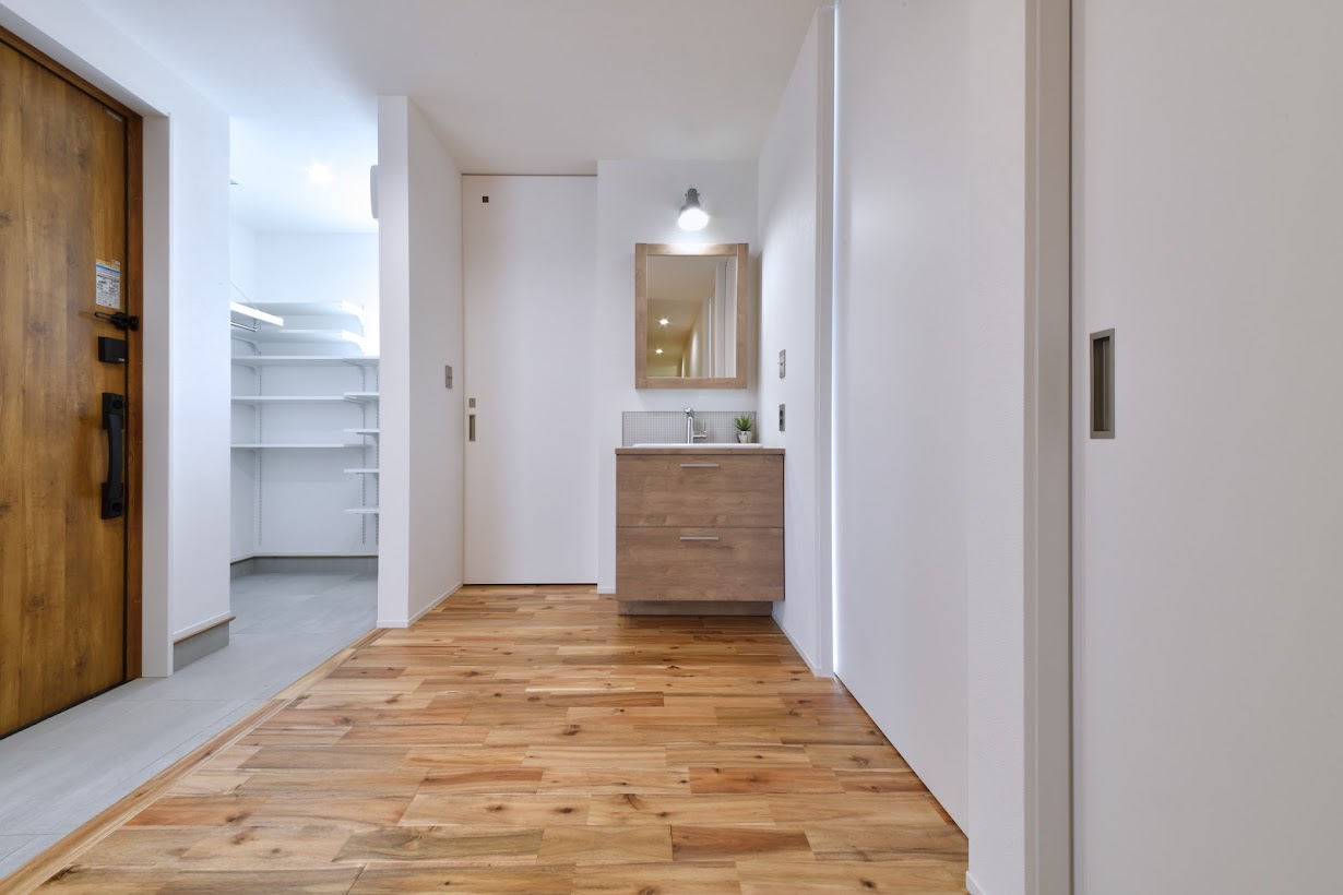 建物と庭を繋ぐタイルテラスのある平屋