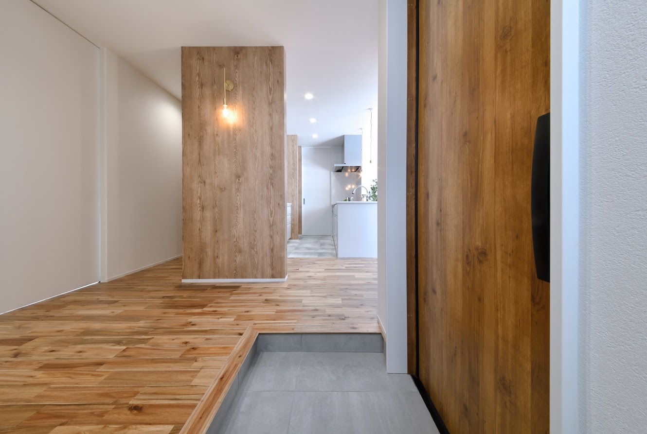 建物と庭を繋ぐタイルテラスのある平屋