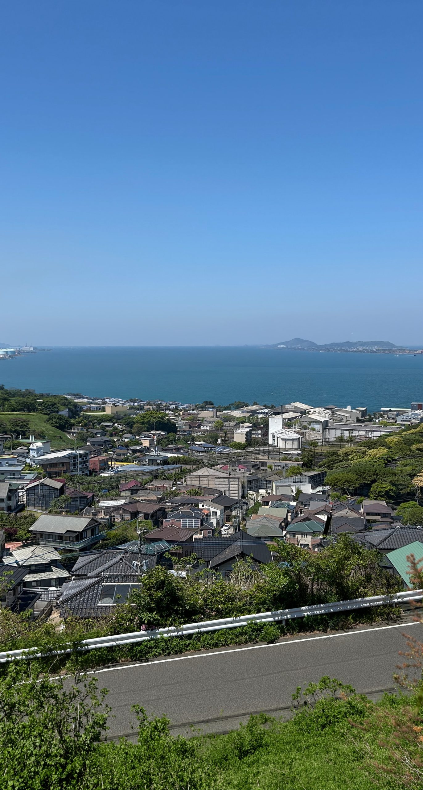 リビングから望む洞海湾と街並み — 関門花火が見える眺望